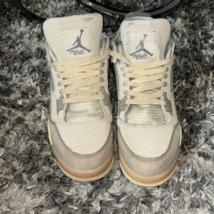 Jordan 4 Retro
Off-White Sail